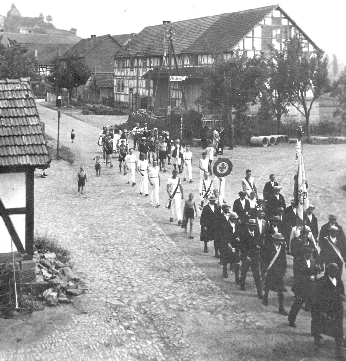Festumzug aus Anlass der Fahnenweihe beim TuSpo Röllshausen in 1932